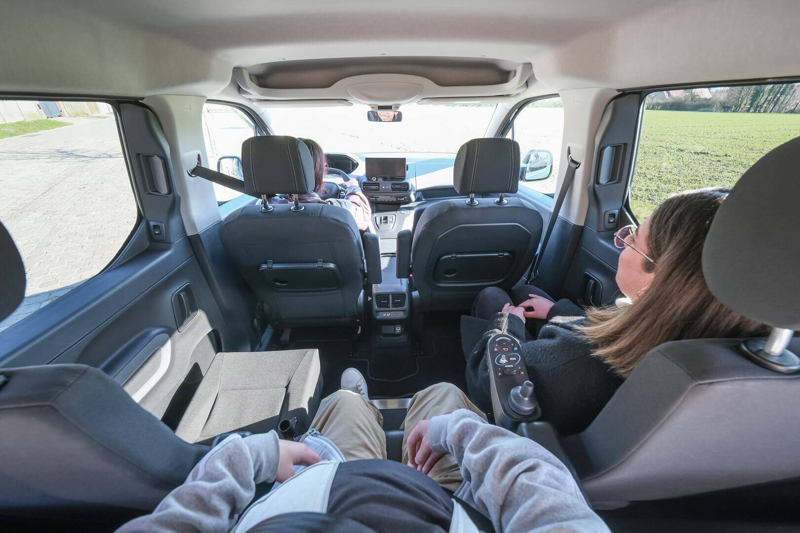 Et la personne en situation de handicap voyage proche des autres occupants...