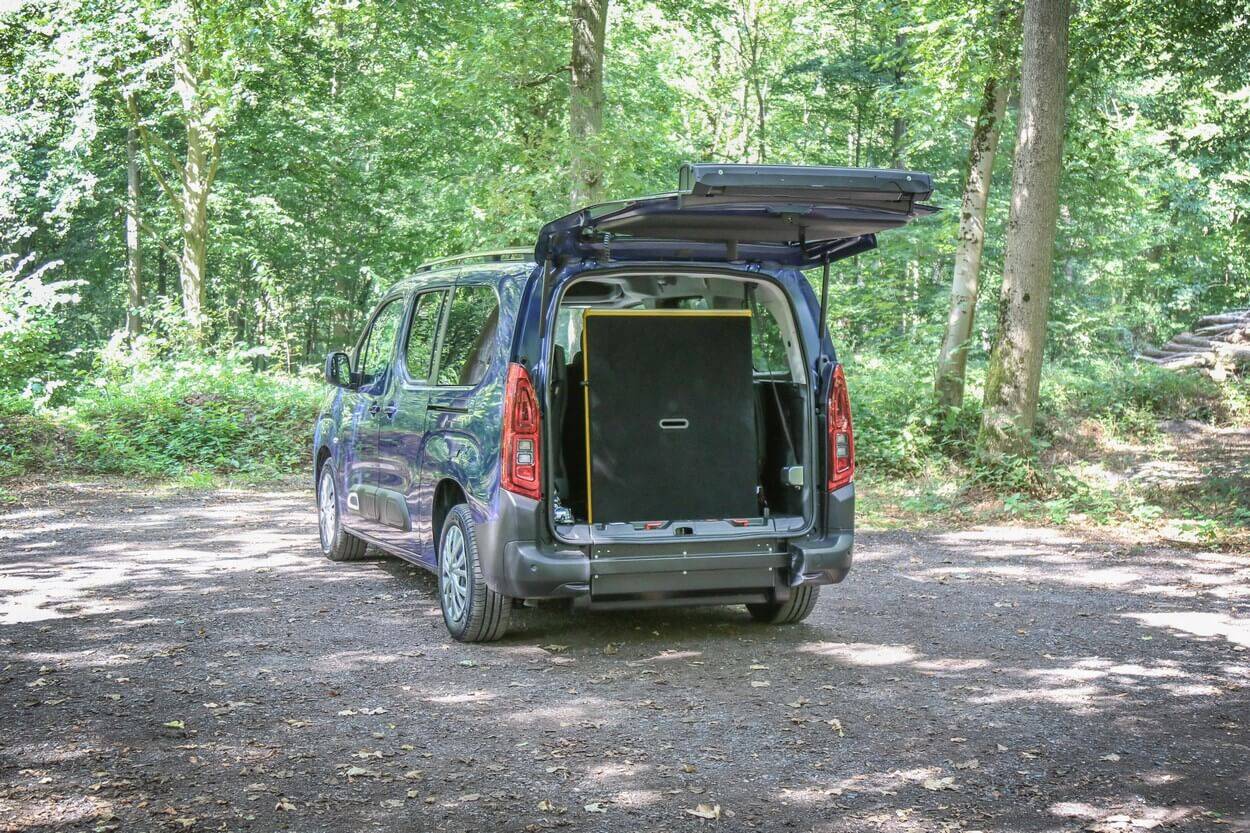 La rampe d'accès du Berlingo Maxi SimplyAccess s'actionne manuellement pour être déployée et repliée.