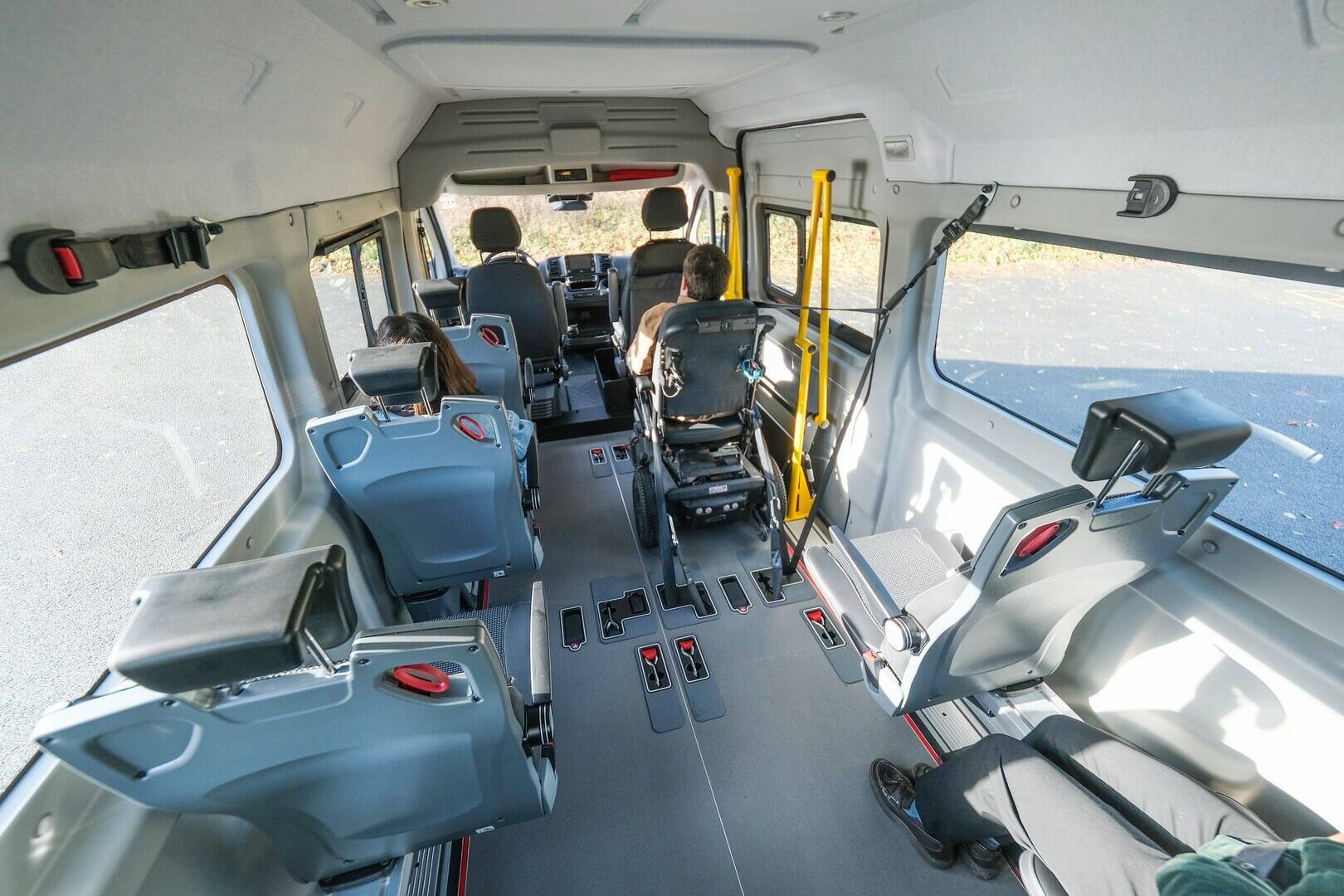 et au maximum 8 passagers valides + 1 personne en fauteuil roulant !