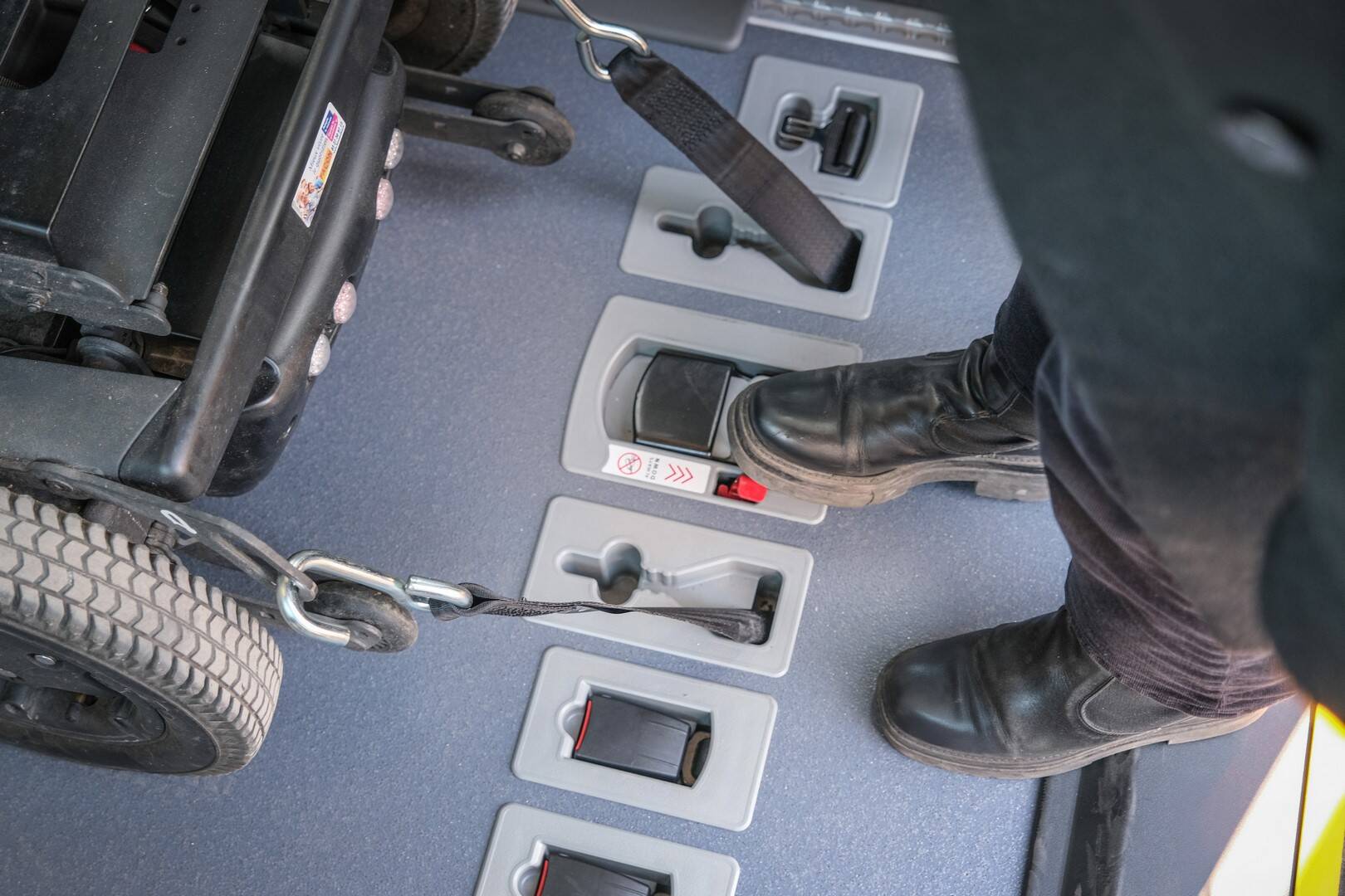 Un seul bouton pour verrouiller les sangles d'arrimage avant et arrière