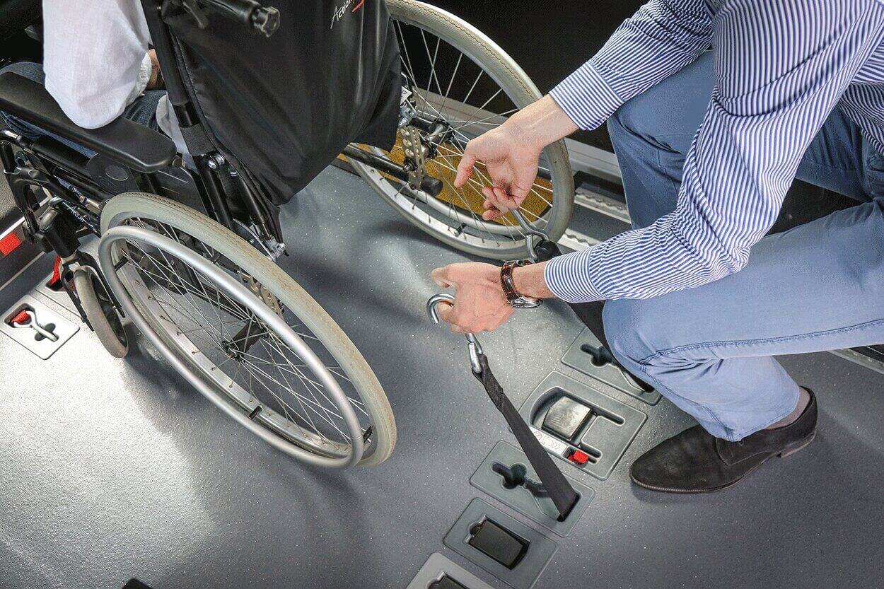 Les sangles d'arrimage sont encastrées dans le plancher pour plus de facilité et pour optimiser les installations à bord