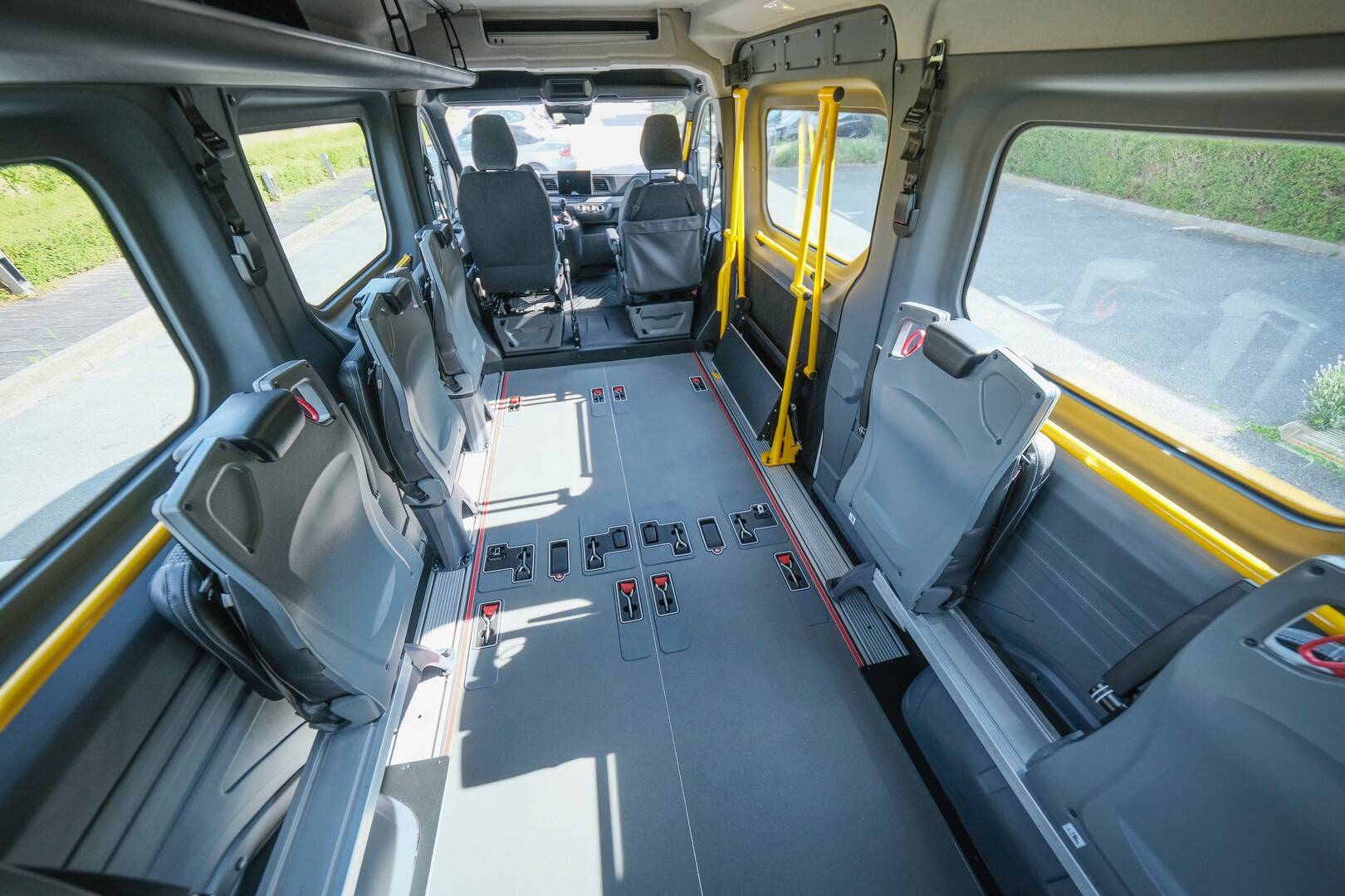 Arrimez vos passagers en fauteuil roulant sans difficulté grâce aux sangles directement intégrées dans le plancher de ce Renault Master L3H2 TPMR Triflex Easy !