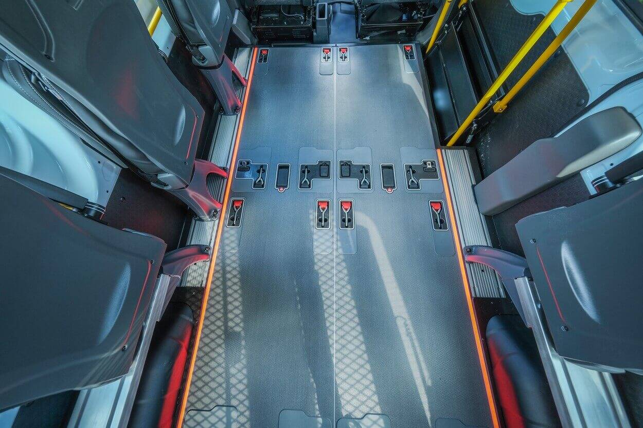 Le Ford E-Transit L3H3 TPMR Triflex Easy est aménagé avec la nouvelle version du plancher Triflex Easy intégrant 100% du système d'arrimage