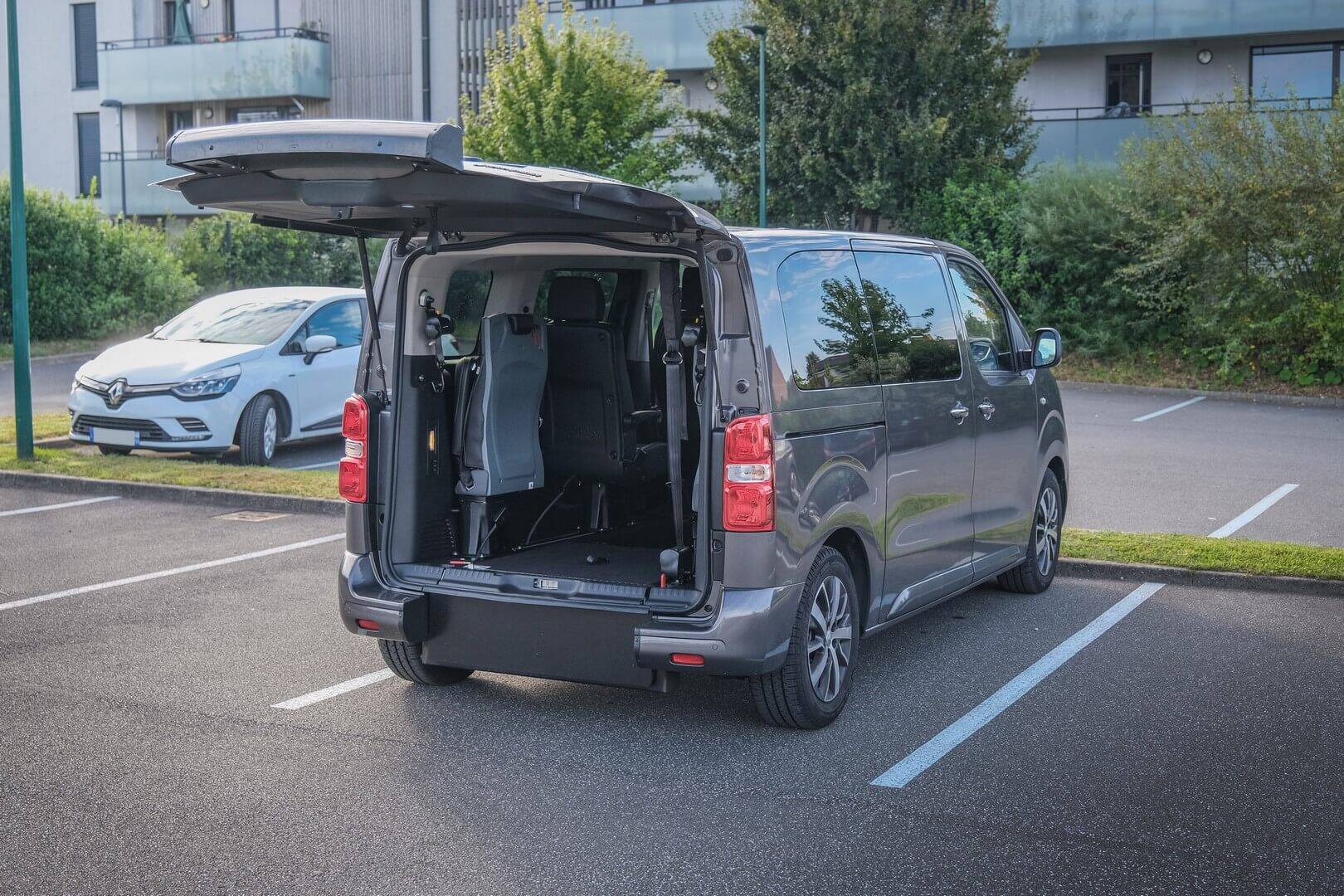 La fonction HappyAccess de la rampe d'accès permet de la rabattre à plat par-dessus le décaissement pour gagner un espace de chargement supplémentaire en l'absence du passager en fauteuil roulant
