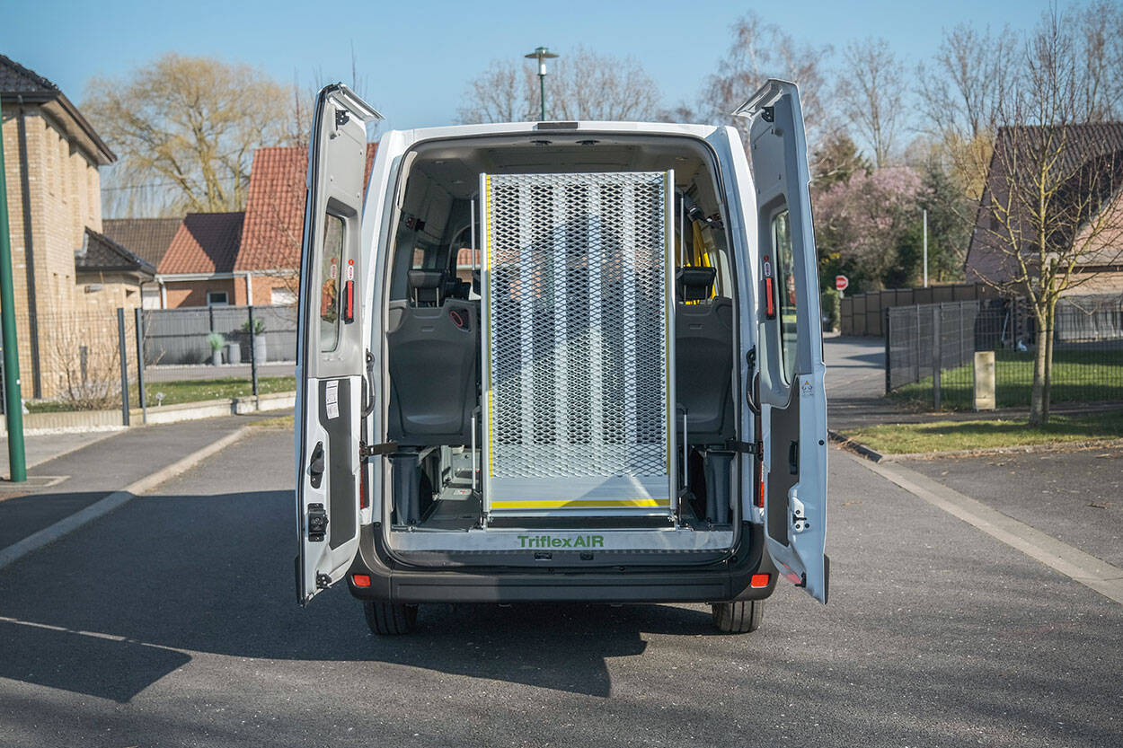 Le minibus TPMR présenté ici est équipé d'une rampe manuelle légère
