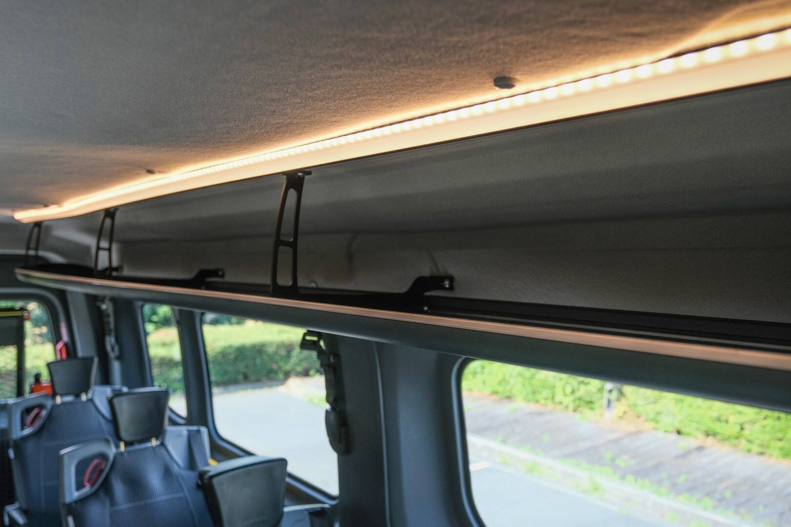 Le porte-bagage et ses deux bandeaux LED sont en option sur ce minibus