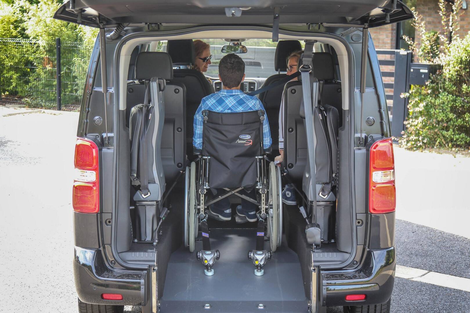 Profitez de tout l'espace qu'a à offrir le Traveller TPMR Family et simplifiez vos manipulations avec ce véhicule !