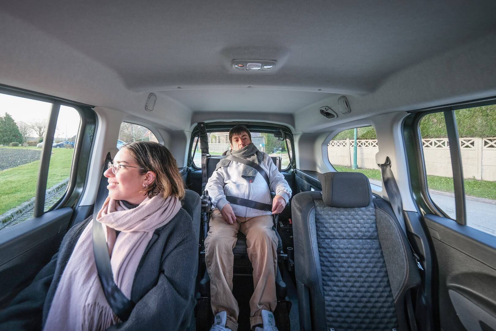 Rabattez le siège individuel du milieu pour offrir à votre passager en fauteuil roulant une meilleure visibilité et améliorer la convivialité au sein de l'habitacle