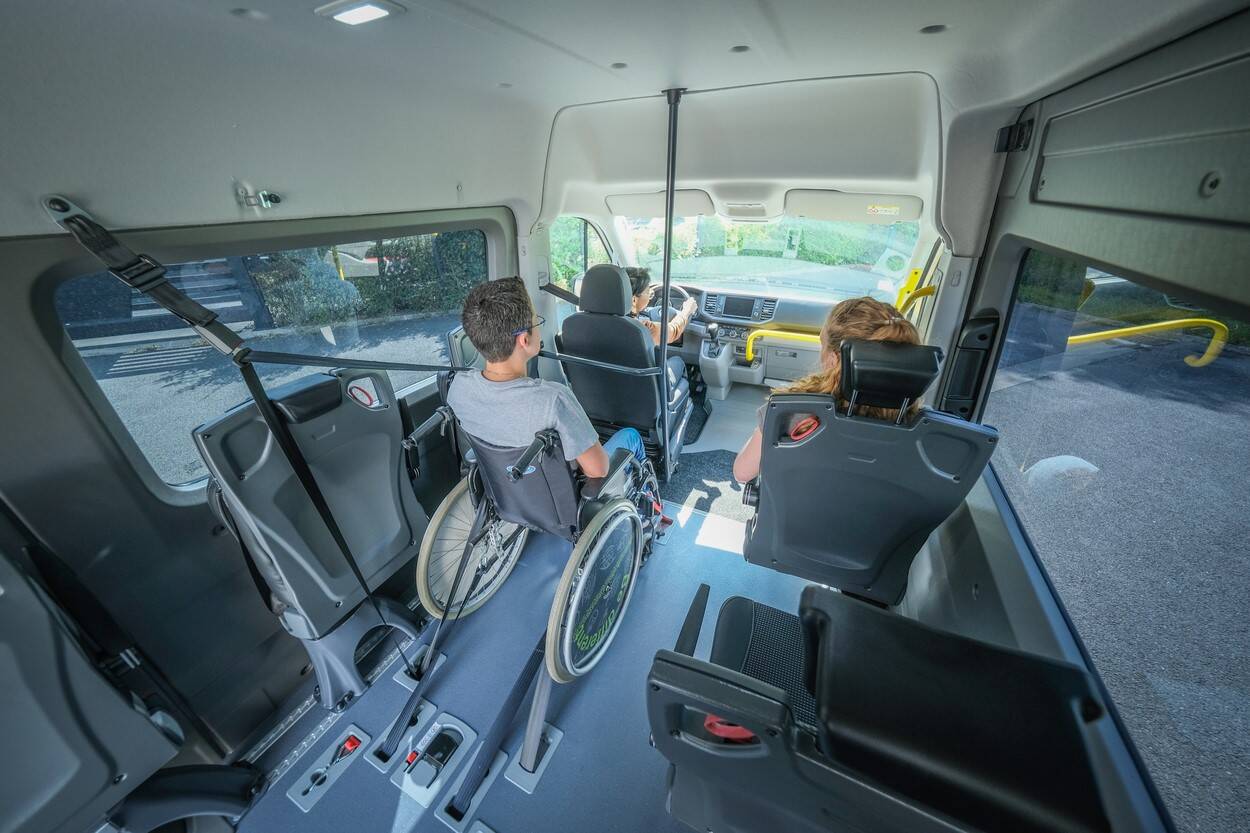 Un aménagement modulable pour transporter des personnes à mobilités réduites et des personnes valides 