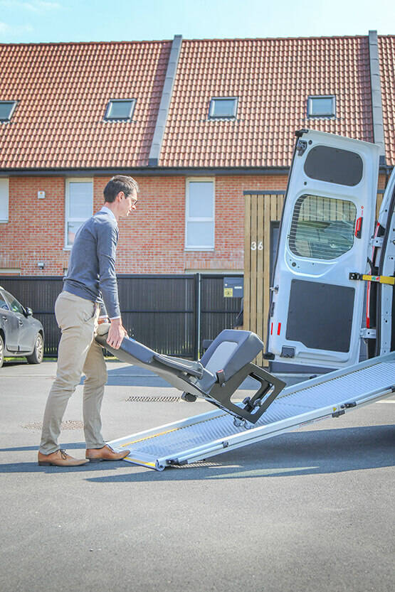 Les sièges individuels du Ford Transit Custom L2H2 sont très faciles à manipuler grâce à leurs roulettes de transport