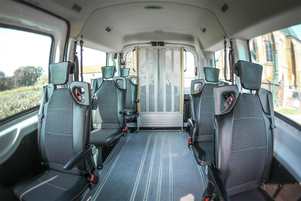 Dans cette configuration Triflex, le Ford Transit Kombi TPMR L2H2 peut accueillir jusqu'à 5 sièges à l'arrière, tous repliables contre la paroi