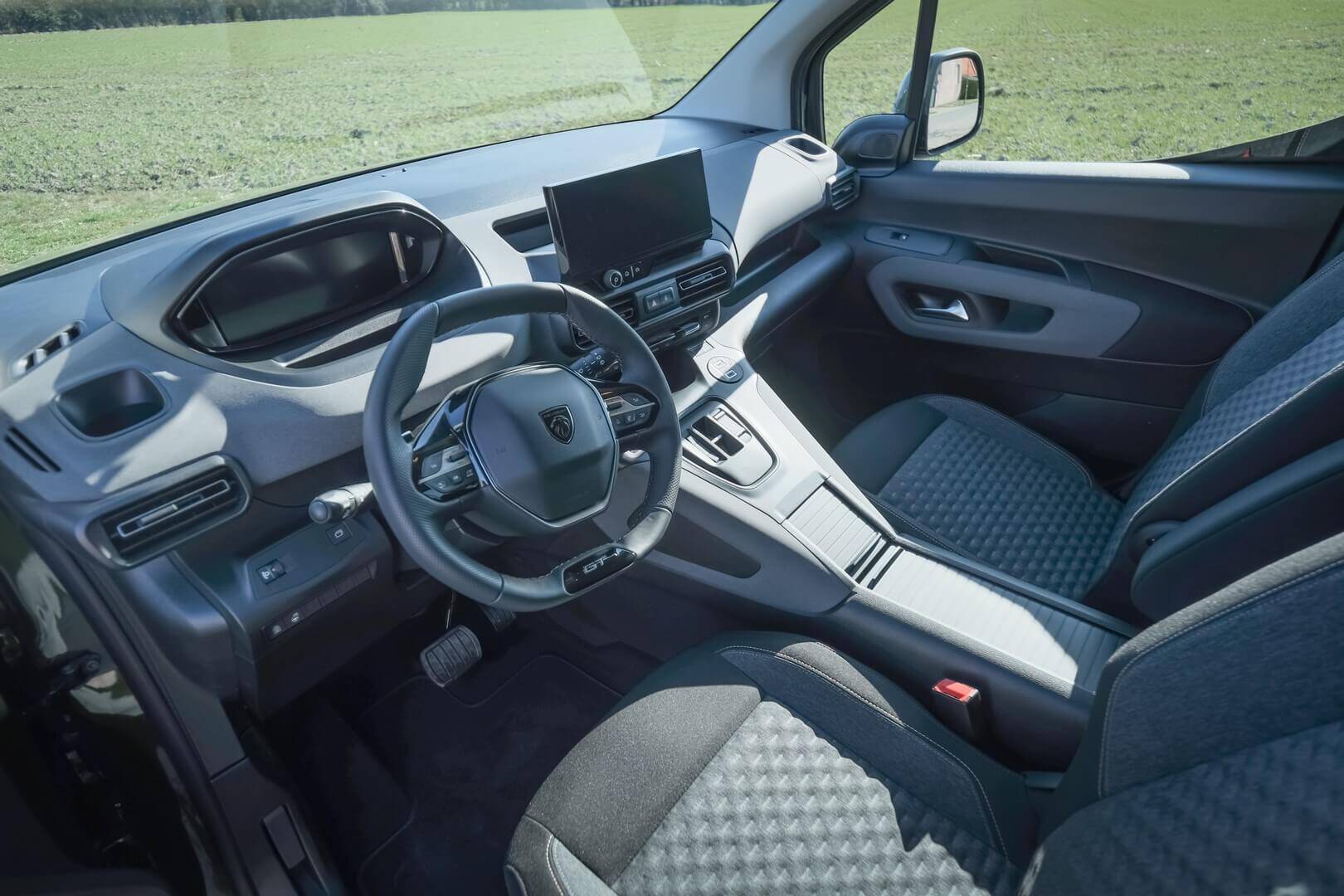 Appréciez le Peugeot i-Cockpit et le plaisir de conduire ce Rifter aménagé handicap