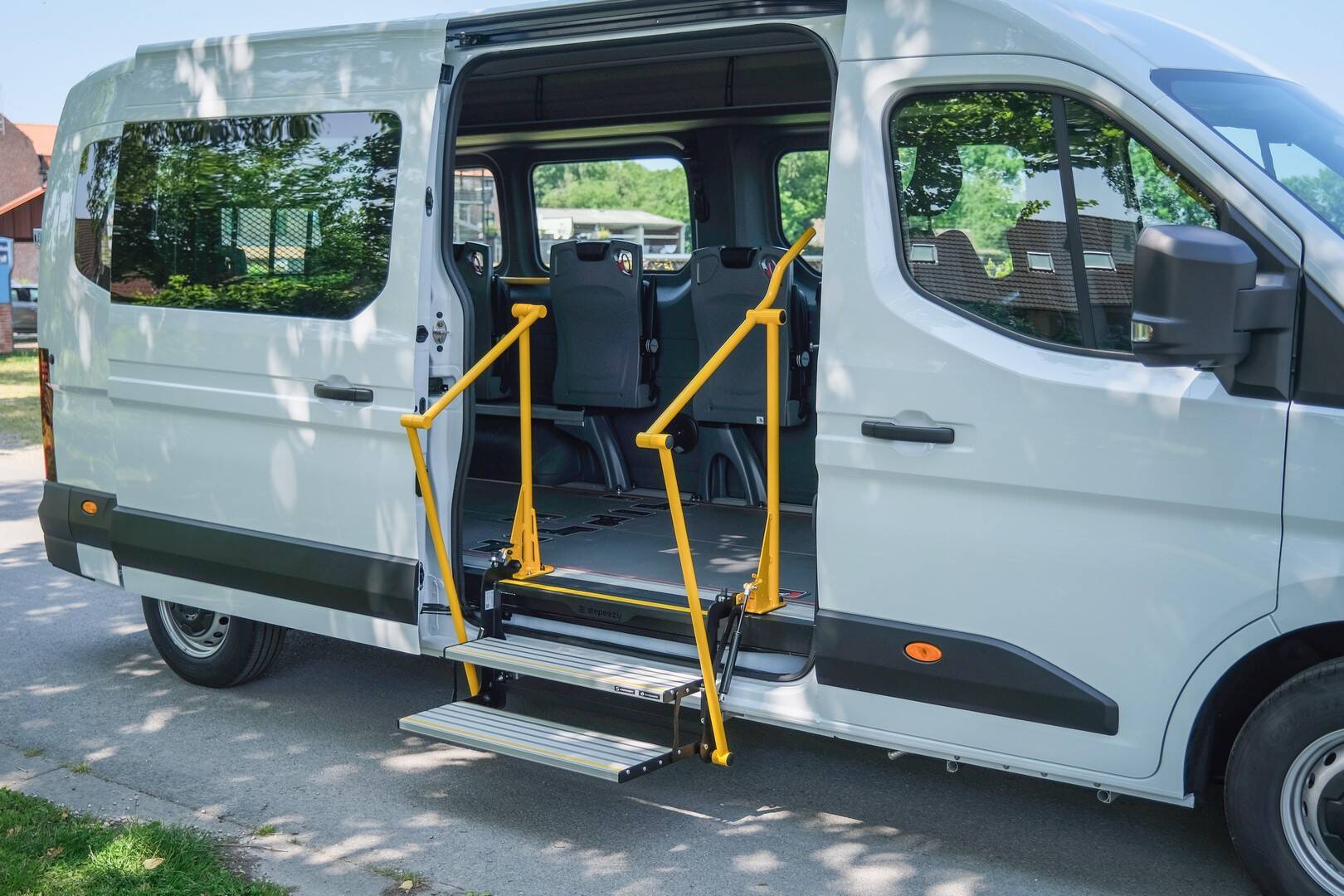  Pour faciliter l'accès des passagers valides, le Renault Master L3H2 TPMR est équipé de série d'un marchepied mécanique sécurisant en porte latérale