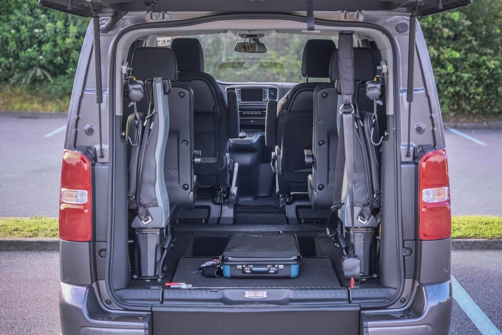 La rampe en plancher plat supporte jusqu'à 80 kg de bagages