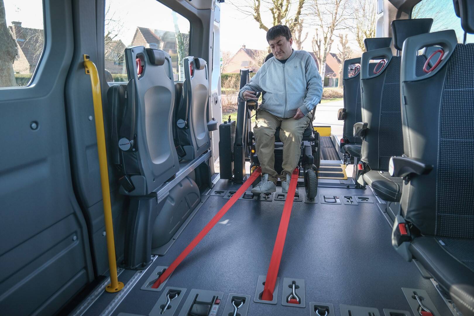 Grâce aux sangles avant rallongées de l'aménagement Triflex Easy, les manipulations du chauffeur-accompagnateur sont simplifiées