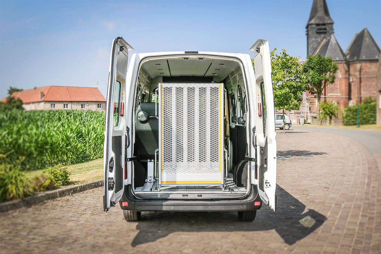 Voici un Renault Master L3H2 TPMR équipé d'une rampe qui ne gène pas de trop la vue à l'arrière !