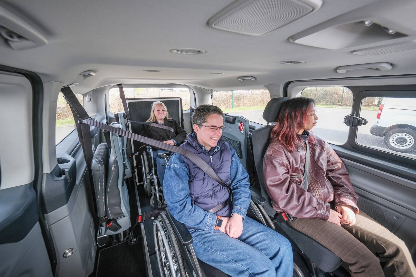 Convivialité à l'arrière de ce Ford Tourneo Custom L2H1 TPMR Twin HappyAccess !