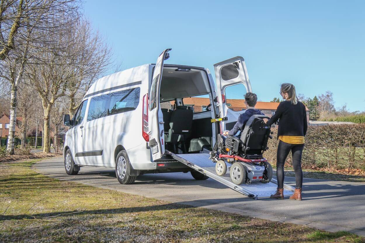 Fauteuil roulant électrique ou manuel, tous vos passagers trouveront une place confortable à bord de votre Ford Transit Custom L2H2 TPMR Ecoline