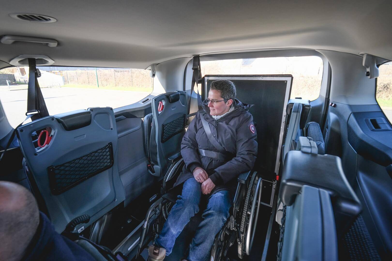 Confort de voyage pour les passagers en fauteuil roulant comme les usagers valides de votre grand monospace adapté TPMR