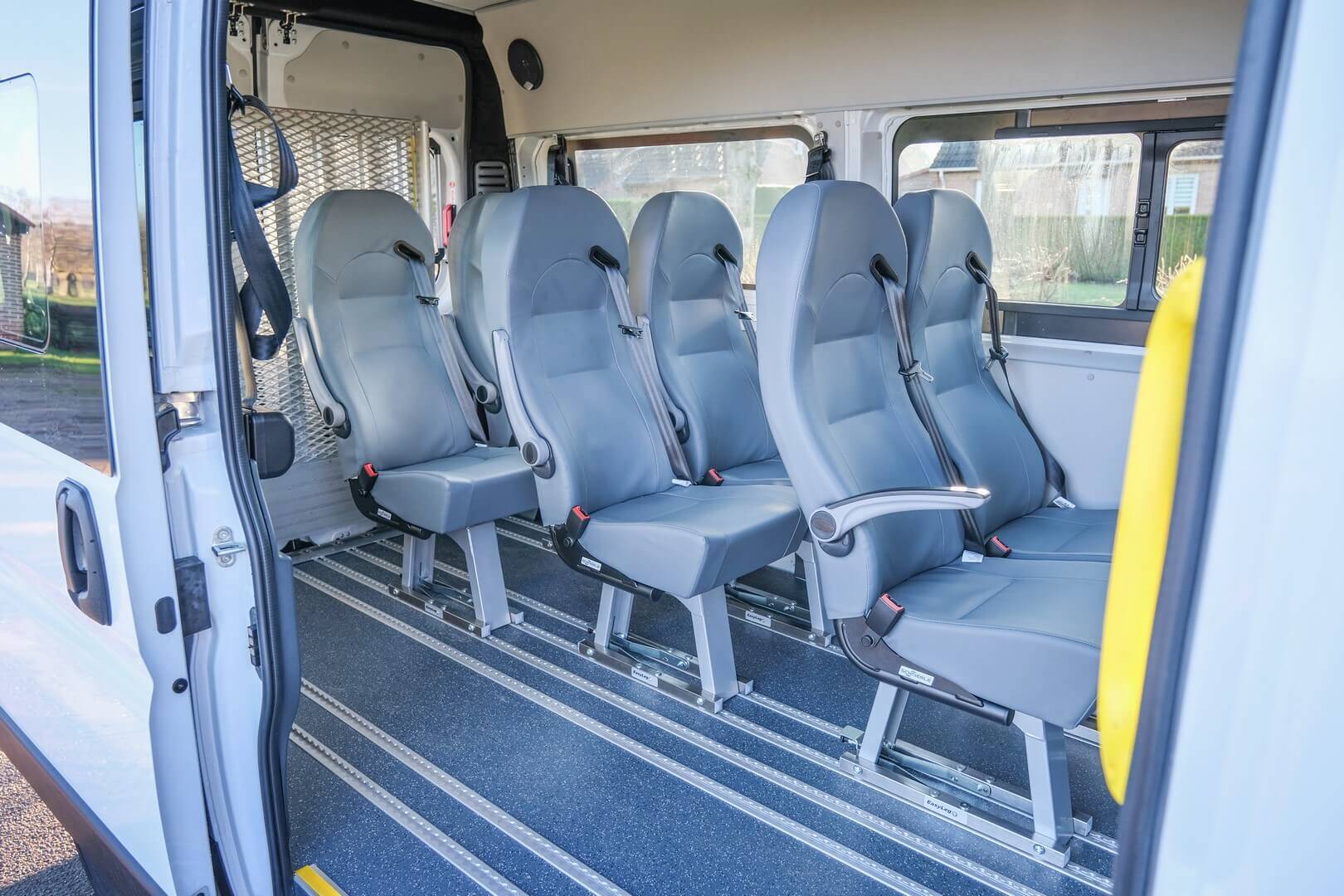 Jusqu'à 8 passagers valides (chauffeur-accompagnateur inclus) peuvent prendre place à bord de l'Opel Movano L2H2 TPMR Ecoline SimplyAccess