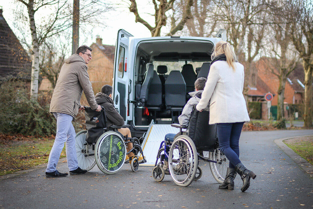 Avec plus de 165 cm de hauteur intérieure, le Renault Master Handyclipse est accessible même pour les plus grands passagers en fauteuil roulant