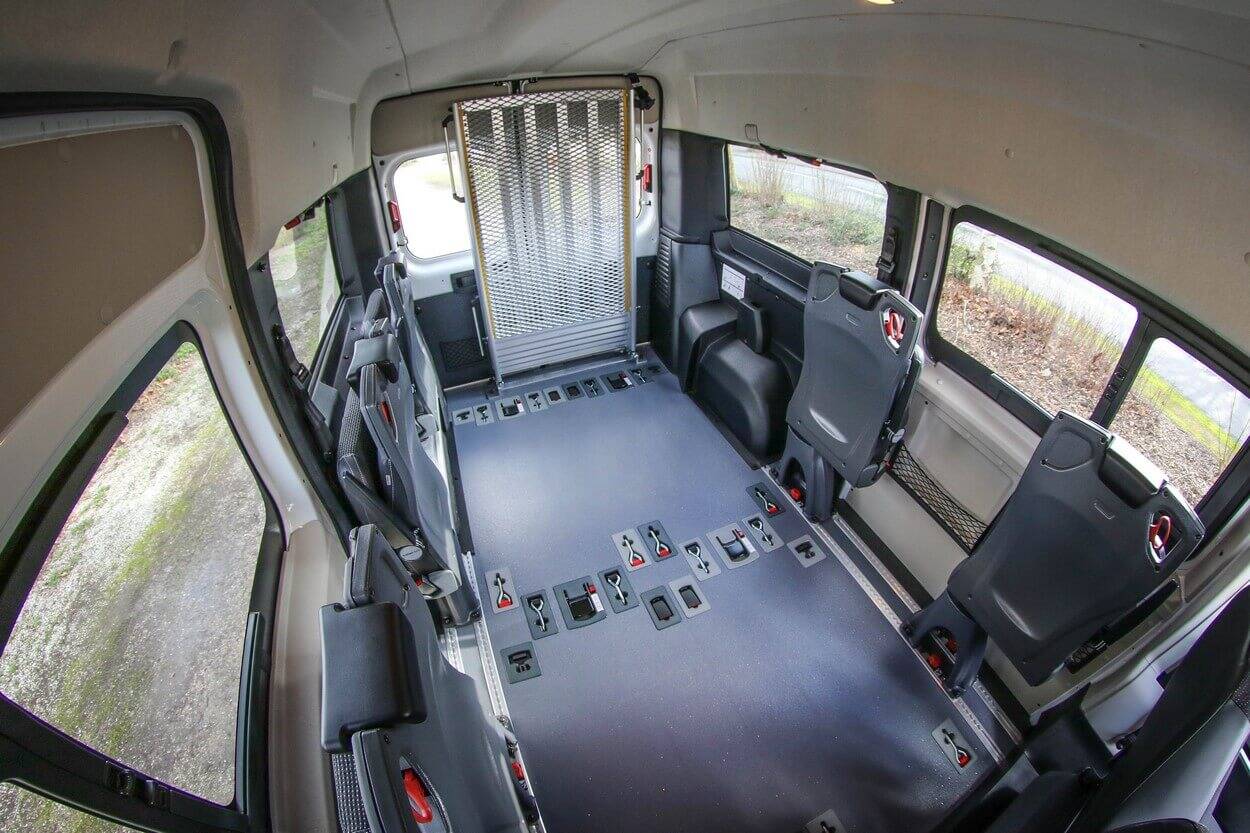Quand tous les sièges arrière sont repliés, le Citroën Jumper L2H2 TPMR Triflex Easy peut accueillir jusqu'à 4 passagers en fauteuil roulant