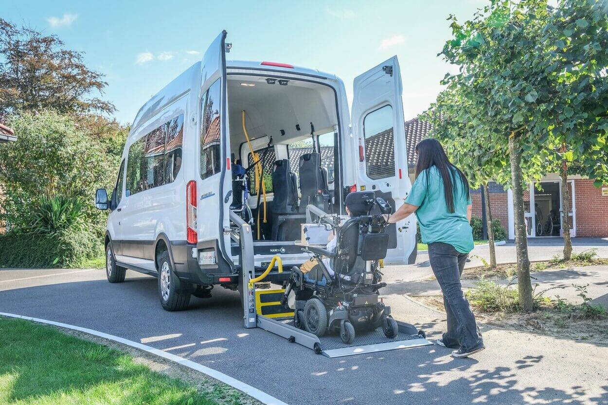 Un accès simplifié à l'intérieur du Ford E-Transit L3H3 TPMR Triflex Easy grâce au hayon élévateur ElevAccess