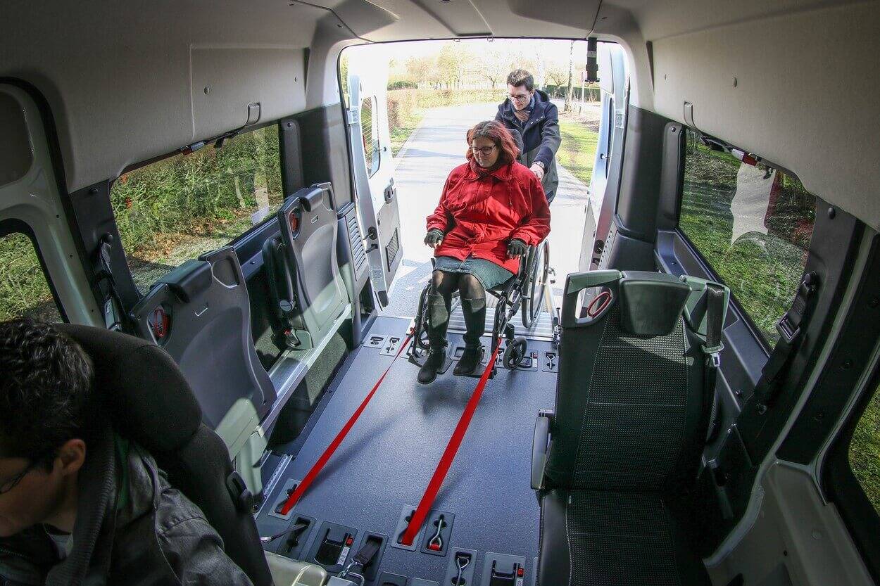 L'arrimage des passagers en fauteuil roulant est grandement facilité avec les sangles et ceintures de sécurité intégrées au plancher