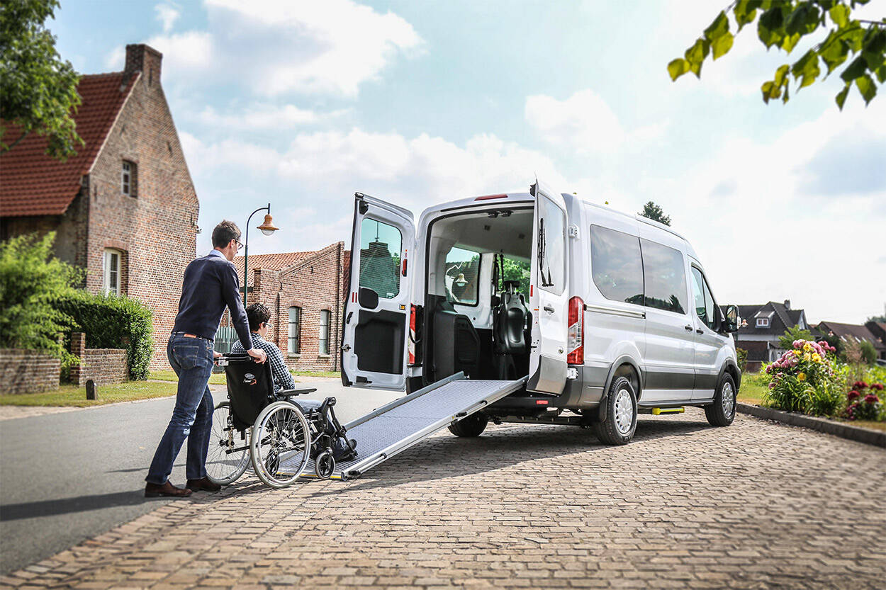 Avec sa hauteur intérieure importante et sa rampe d'accès à la pente modérée, le Ford Transit Kombi TPMR offre une accessibilité appréciable pour tous vos passagers en fauteuil roulant