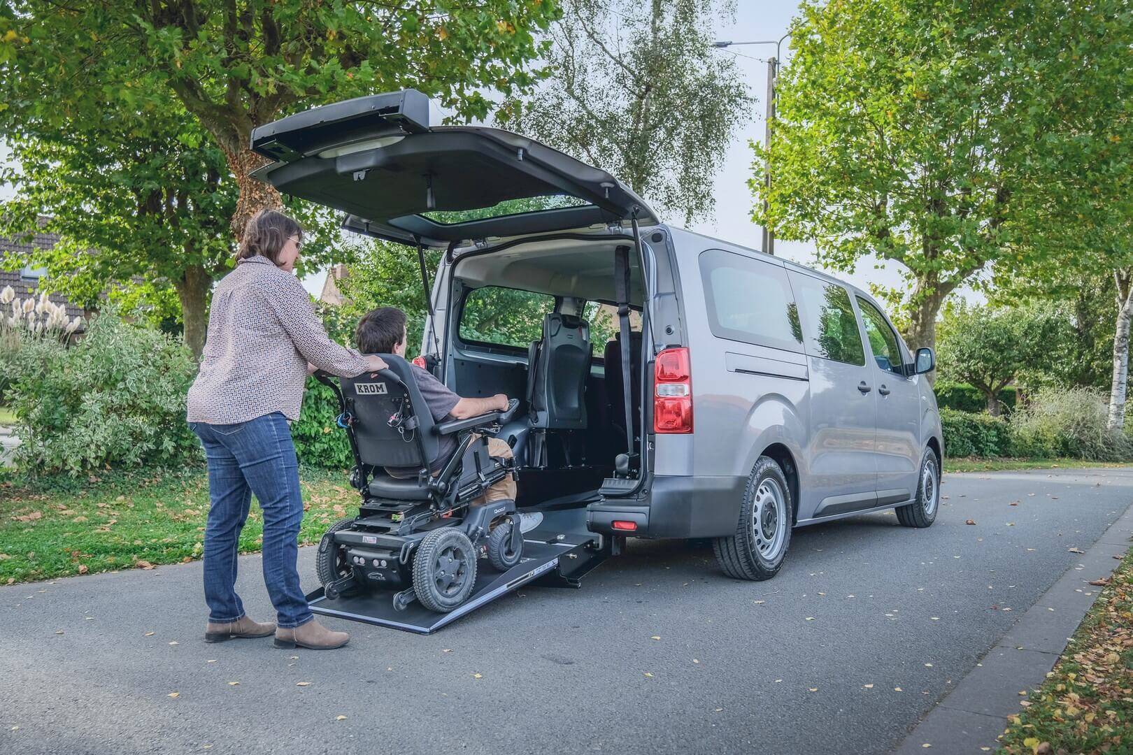 Transportez un passager en fauteuil roulant en toute simplicité à bord du Vivaro-e Xtra HappyAccess