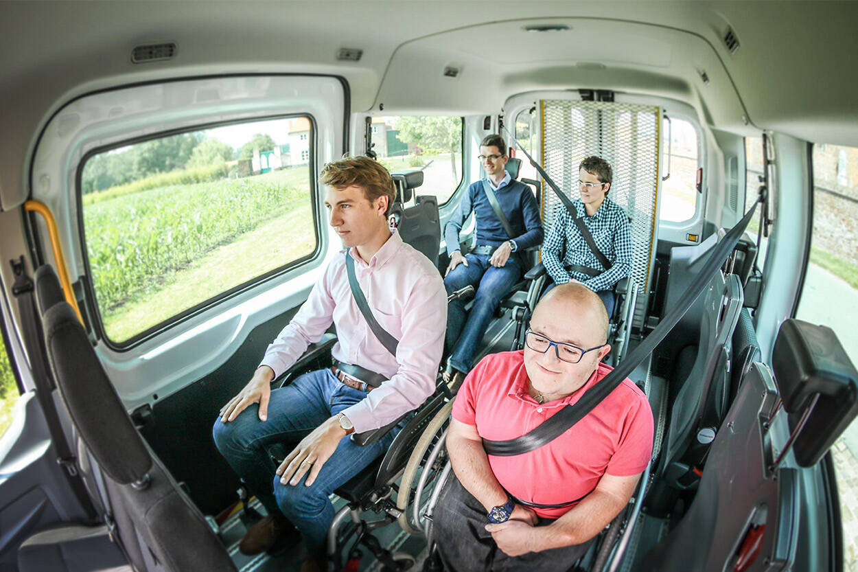 Avec son large espace, le Ford Transit Kombi L2H2 TPMR peut accueillir jusqu'à 3 ou 4 passagers en fauteuil roulant en repliant quelques sièges à l'arrière...
