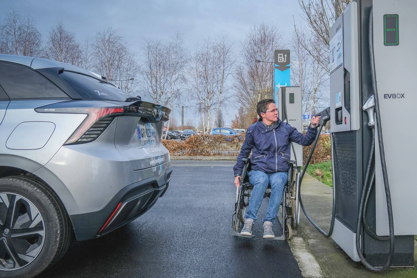Découvrez la mobilité électrique avec la MG4 adaptée au poste de conduite