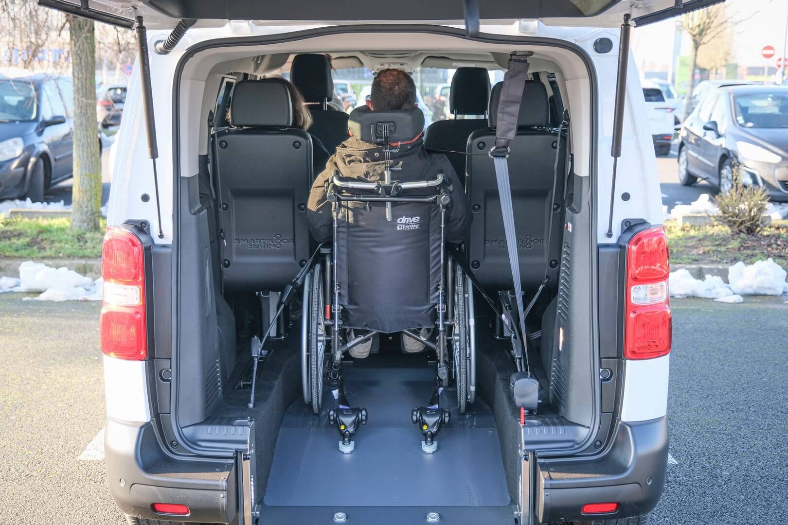Le passager handicapé voyage au milieu de l'habitacle, ainsi il ne subit pas les secousses du roulement des roues sous son fauteuil