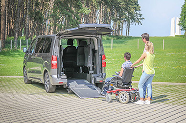 L'équipe Handynamic vous aide à trouver la voiture accessible dont vous avez besoin L'équipe Handynamic vous aide à trouver la voiture accessible dont vous avez besoin
