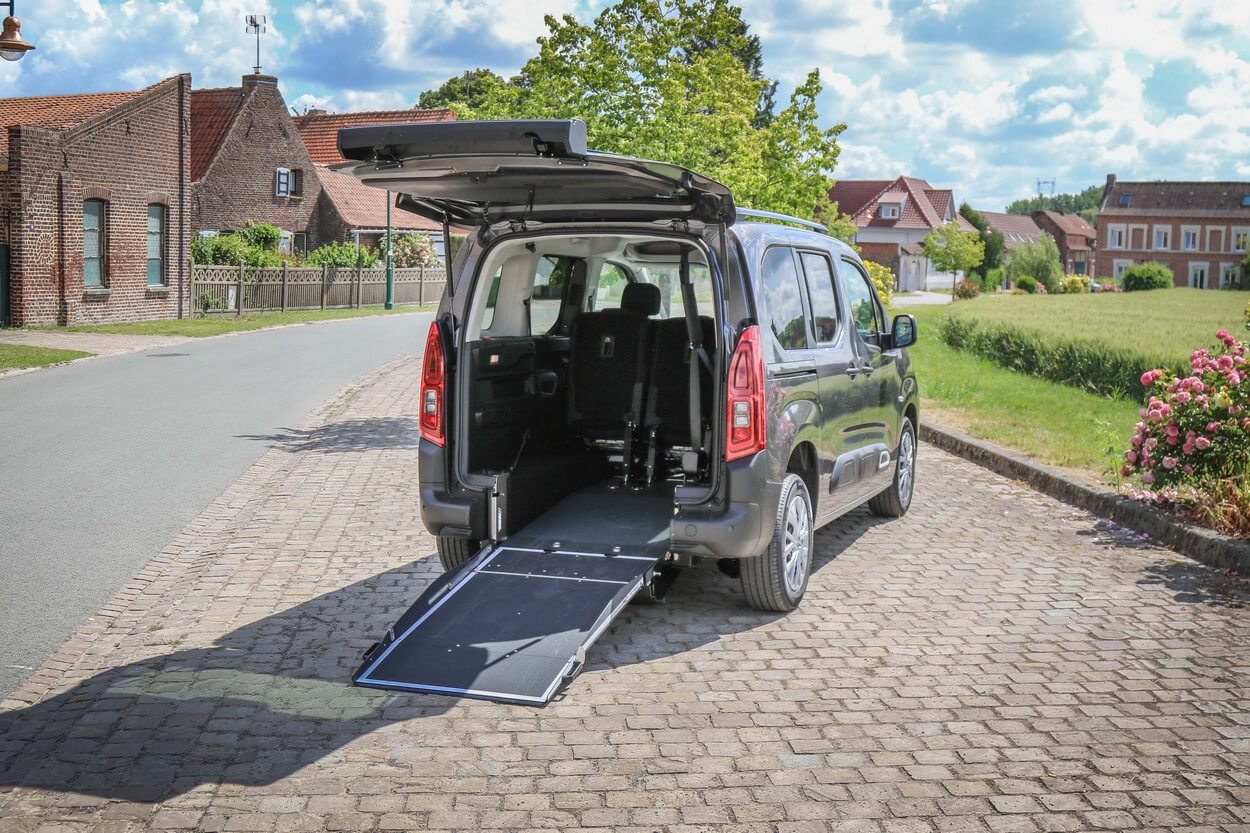 La rampe d&#039;accès du Berlingo Flex se manipule facilement