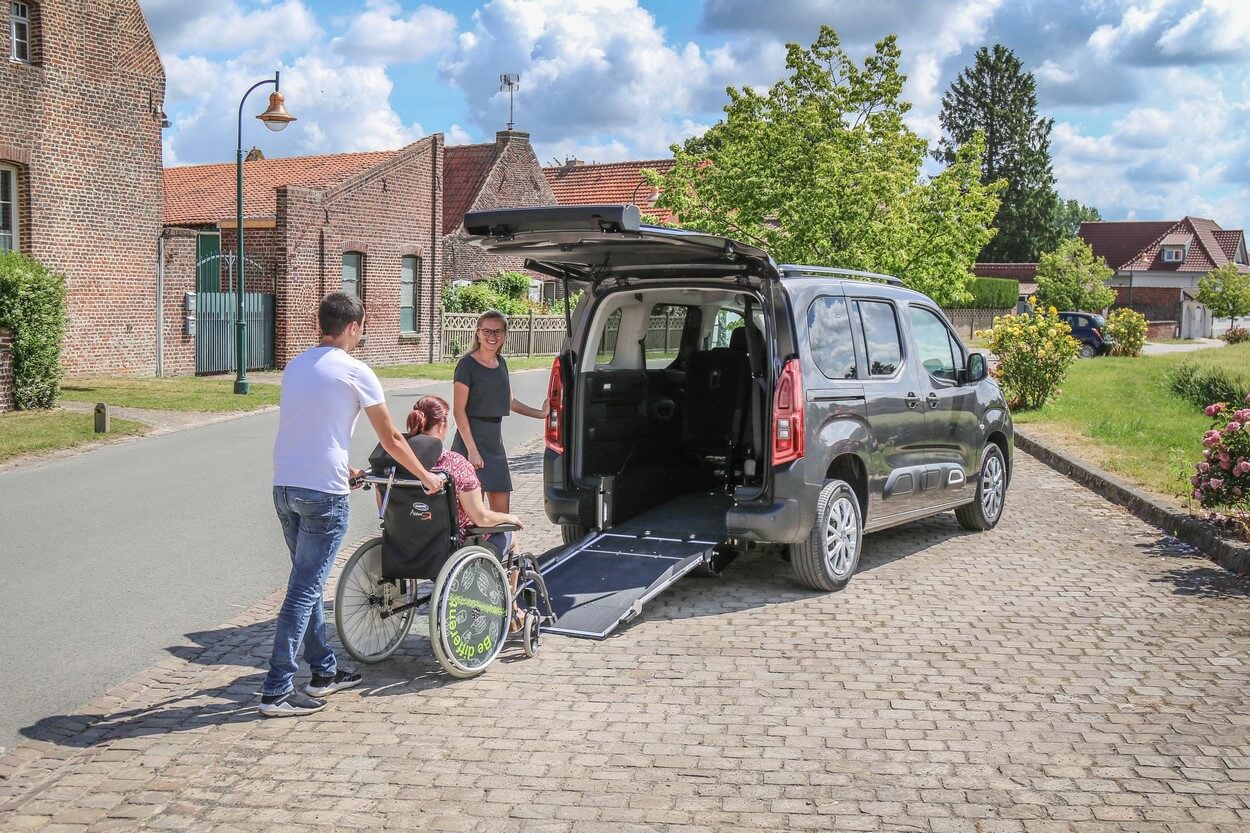 Le Citroën Berlingo TPMR Flex peut transporter 2 passagers assis et 1 personne en fauteuil roulant 