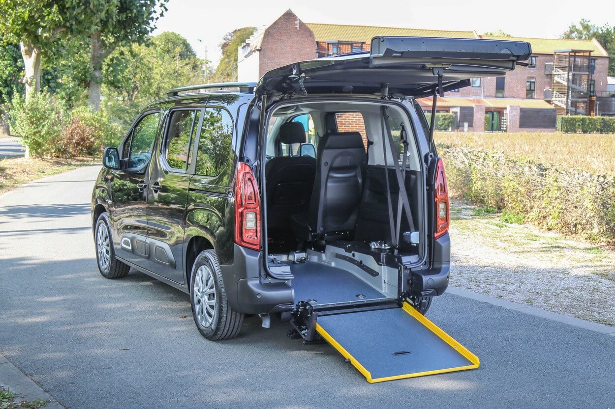 Le Berlingo HappyAccess peut accueillir 4 passagers assis et 1 personne en situation de handicap