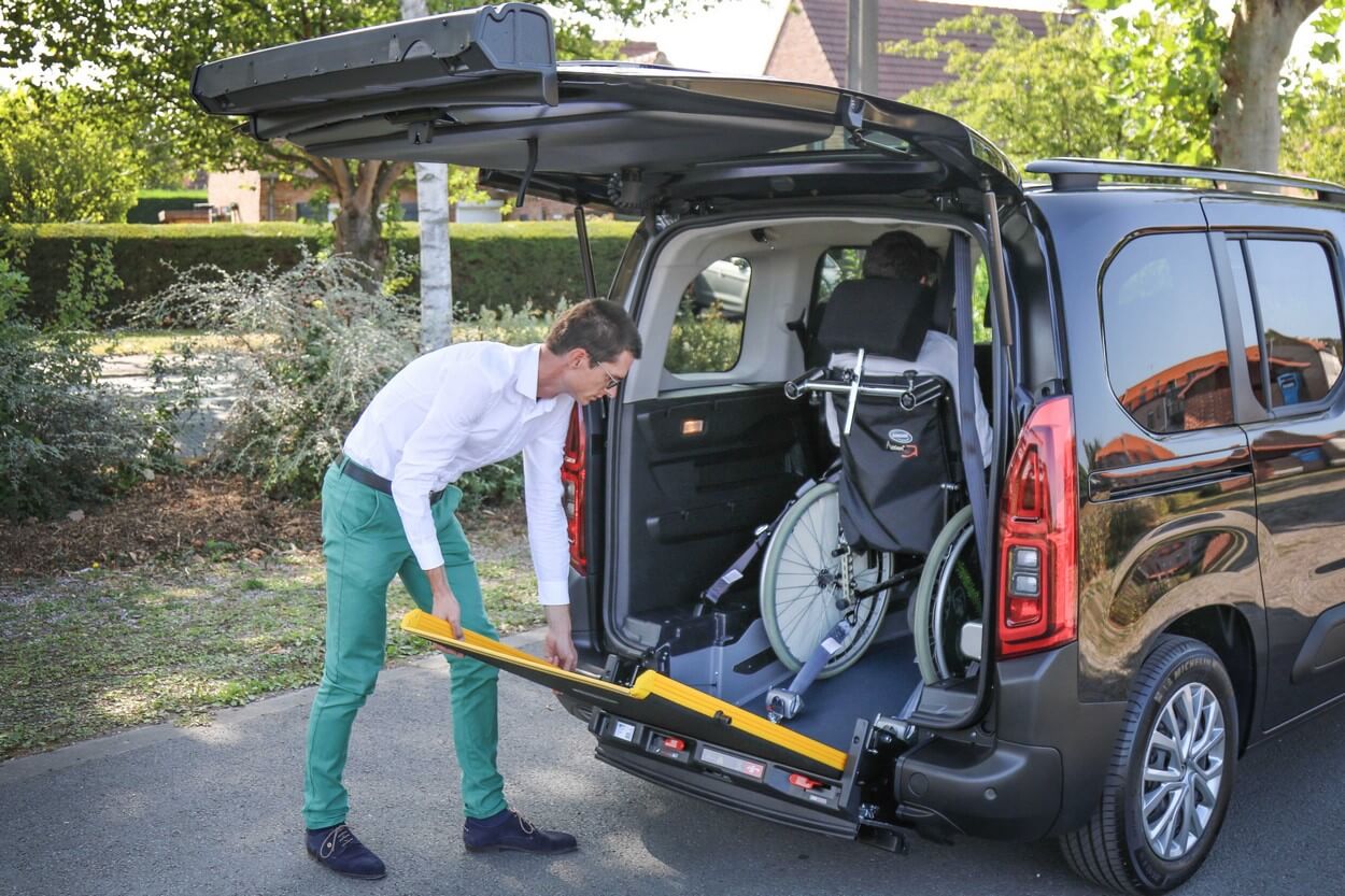 Le Berlingo HappyAccess peut accueillir un passager en fauteuil roulant manuel ou électrique