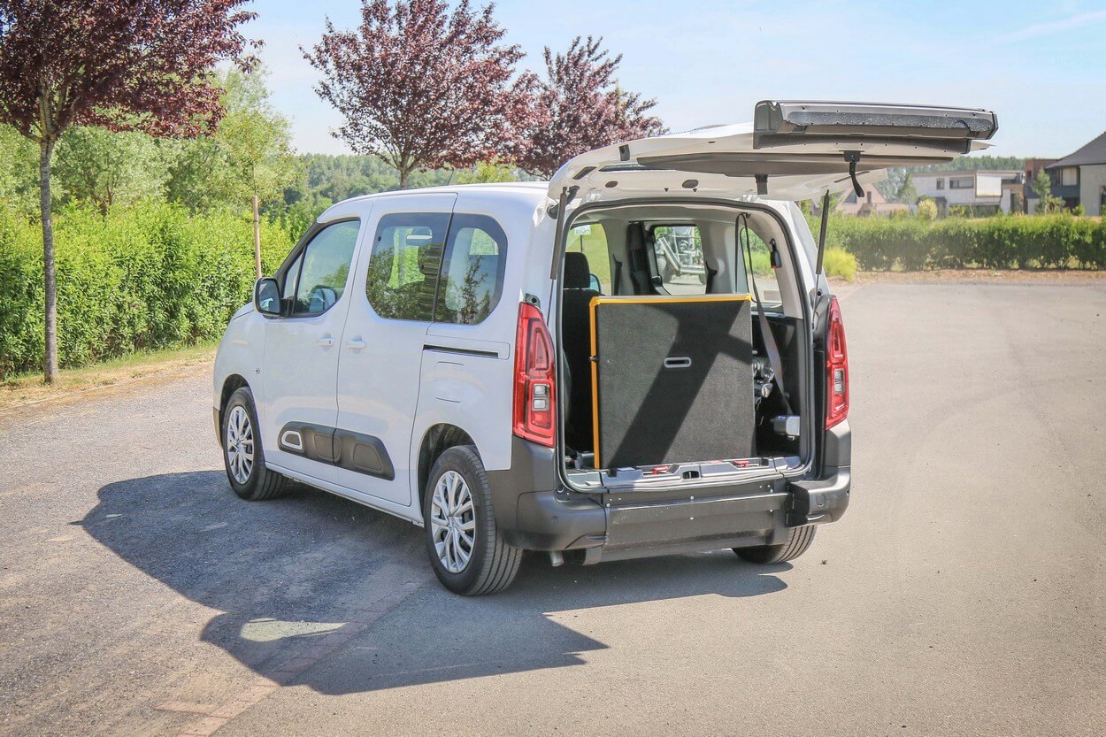 Le Berlingo TPMR HappyAccess Pro est équipé d&#039;une rampe manuelle en un seul volet