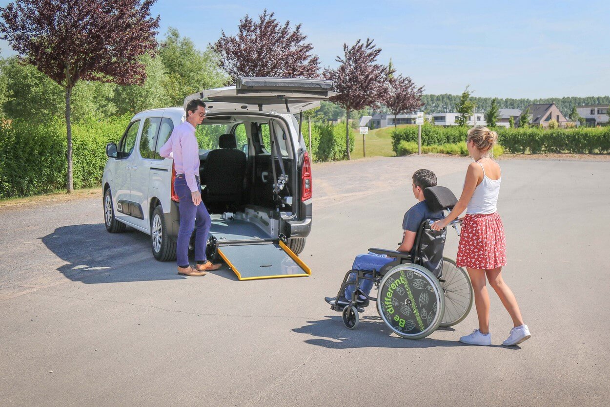 Transportez un passager à mobilité réduite et 3 personnes valides à bord du Berlingo TPMR HappyAccess Pro