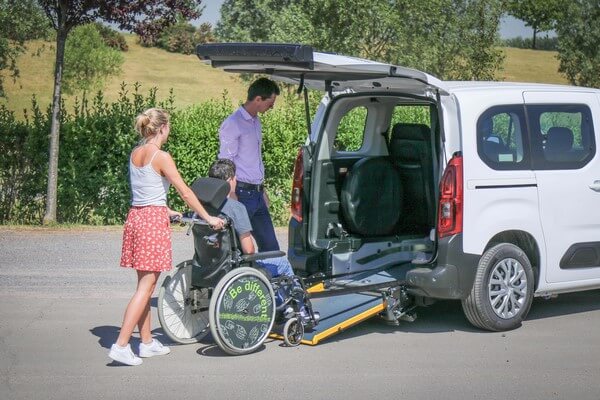 Les longues sangles avant facilitent l&#039;arrimage de la personne à mobilité réduite