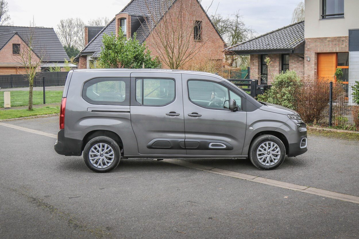 Il s&#039;agit du Berlingo long mais son gabarit extérieur reste tout à fait raisonnable