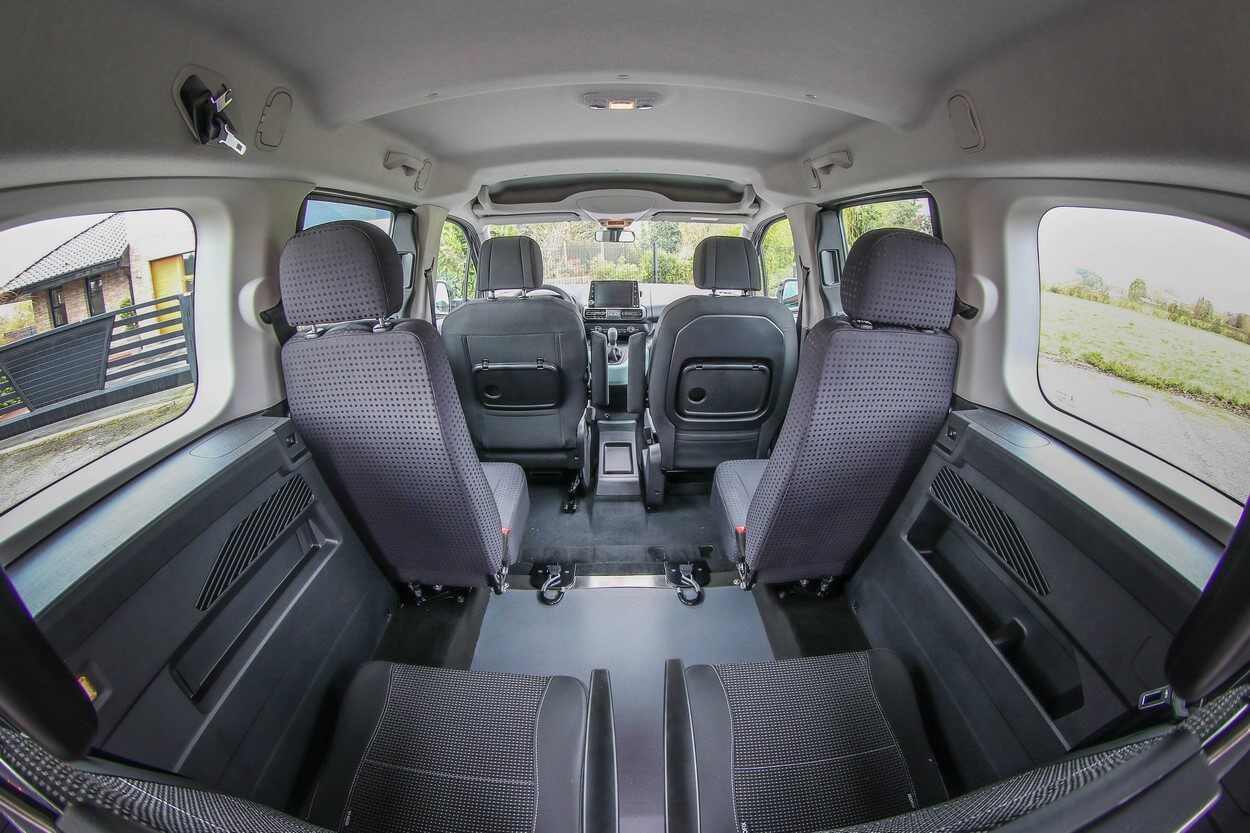 Le Berlingo TPMR Maxi Family peut être équipé de 4 sièges individuels arrière (2 amovibles et 2 pivotants)