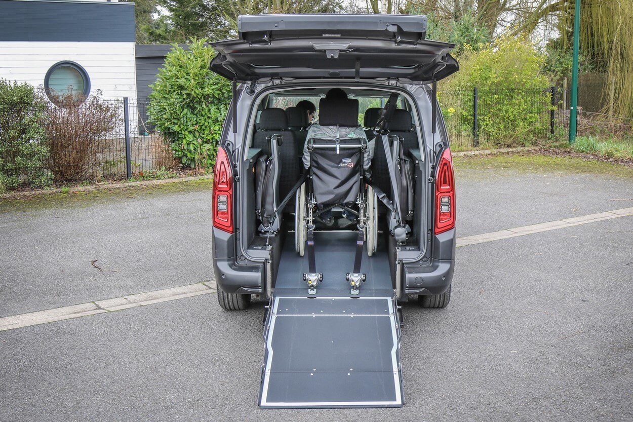 Avec un aménagement TPMR crash-testé et homologué, le Berlingo Maxi Family assure des trajets sécurisés pour vos passagers.
