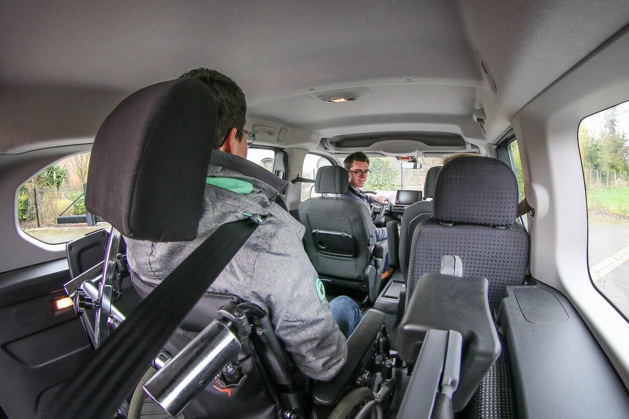 A bord du Berlingo TPMR Maxi Family, le passager à mobilité réduite profite d&#039;un voyage convivial