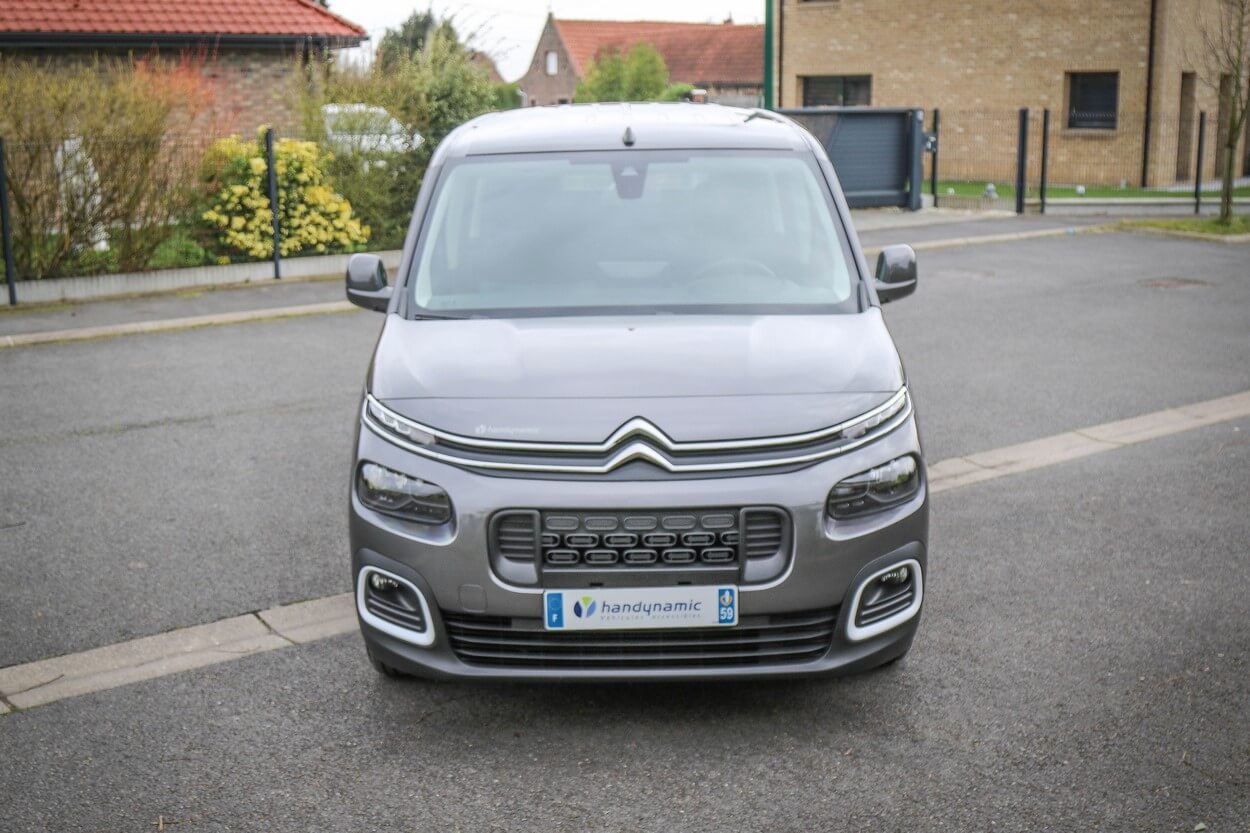 Le Berlingo affiche la signature avant de tous les modèles de la marque aux chevrons