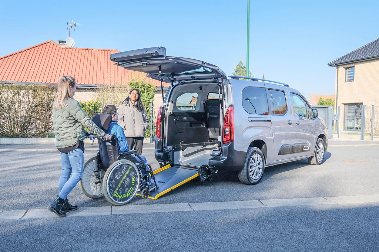 Avec cette voiture, voyagez à 4 + 1 proche en fauteuil roulant