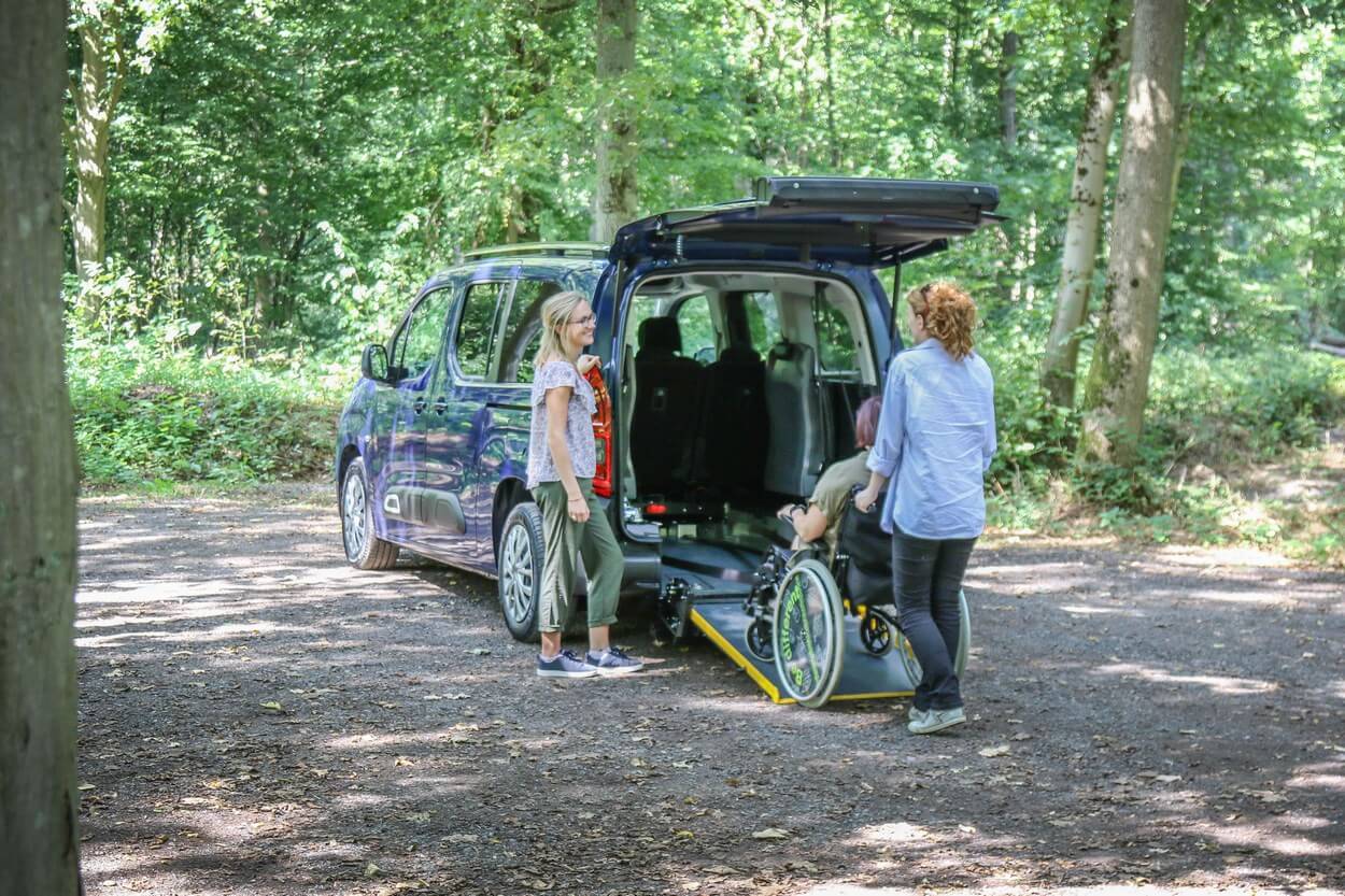 Dans sa configuration de base, ce Citroën Berlingo rallongé et aménagé peut transporter 5 personnes assises et 1 passager en situation de handicap