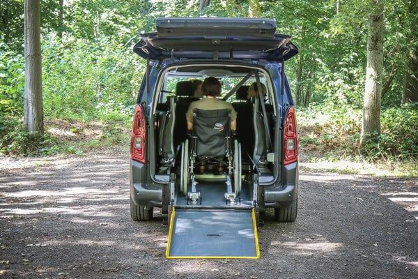 La sécurité à bord du Citroën Berlingo Maxi accessible est assurée par des sangles d&#039;arrimage et une ceinture 3 points crash-testées.