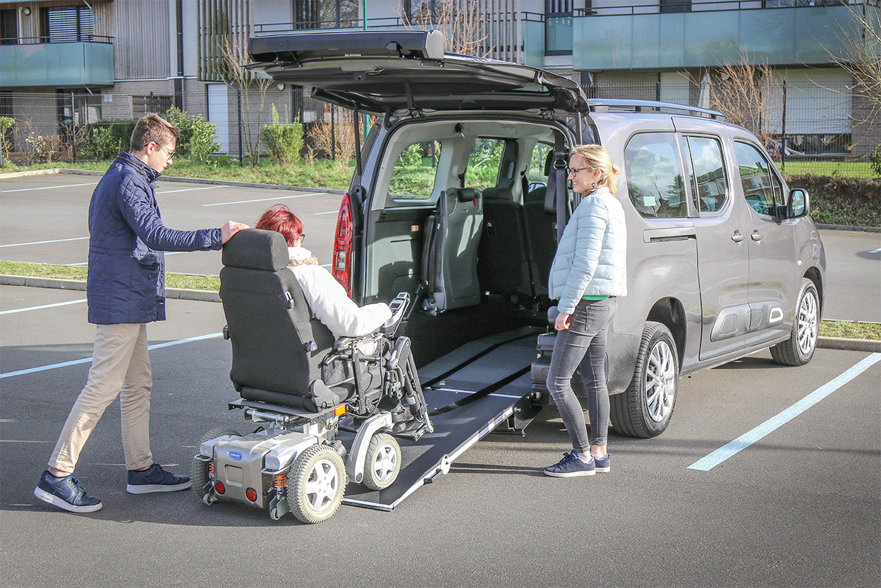 Les sangles d&#039;arrimage avant de ce véhicule aménagé sont longues et peuvent être fixées au chassis du fauteuil dès le bas de la rampe.